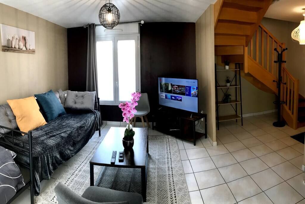 Pleasant house near train station with free parking