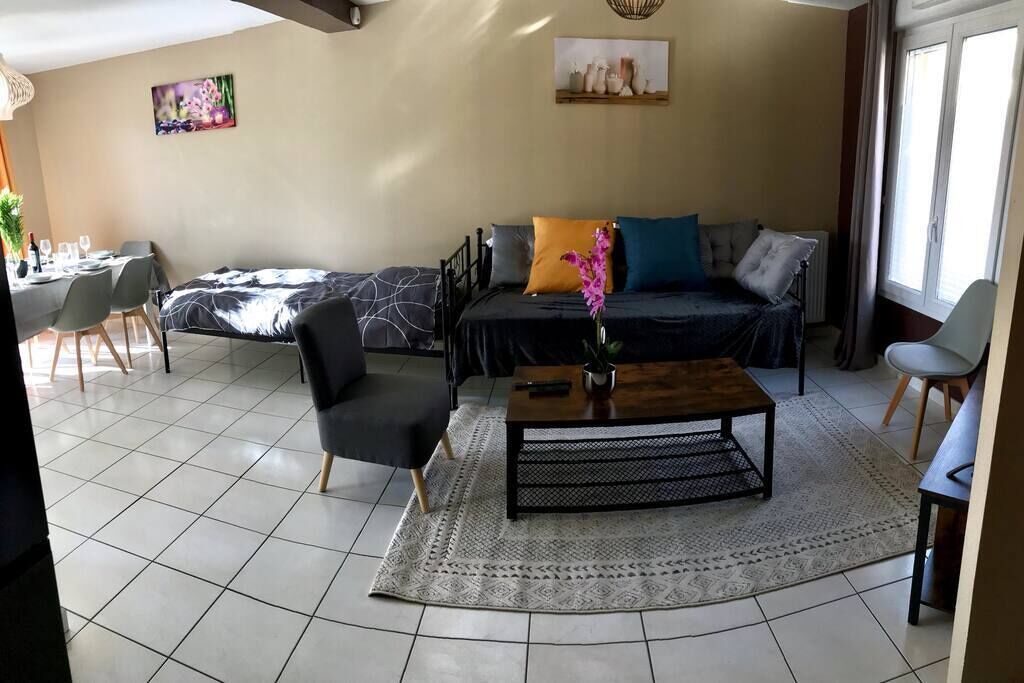 Pleasant house near train station with free parking