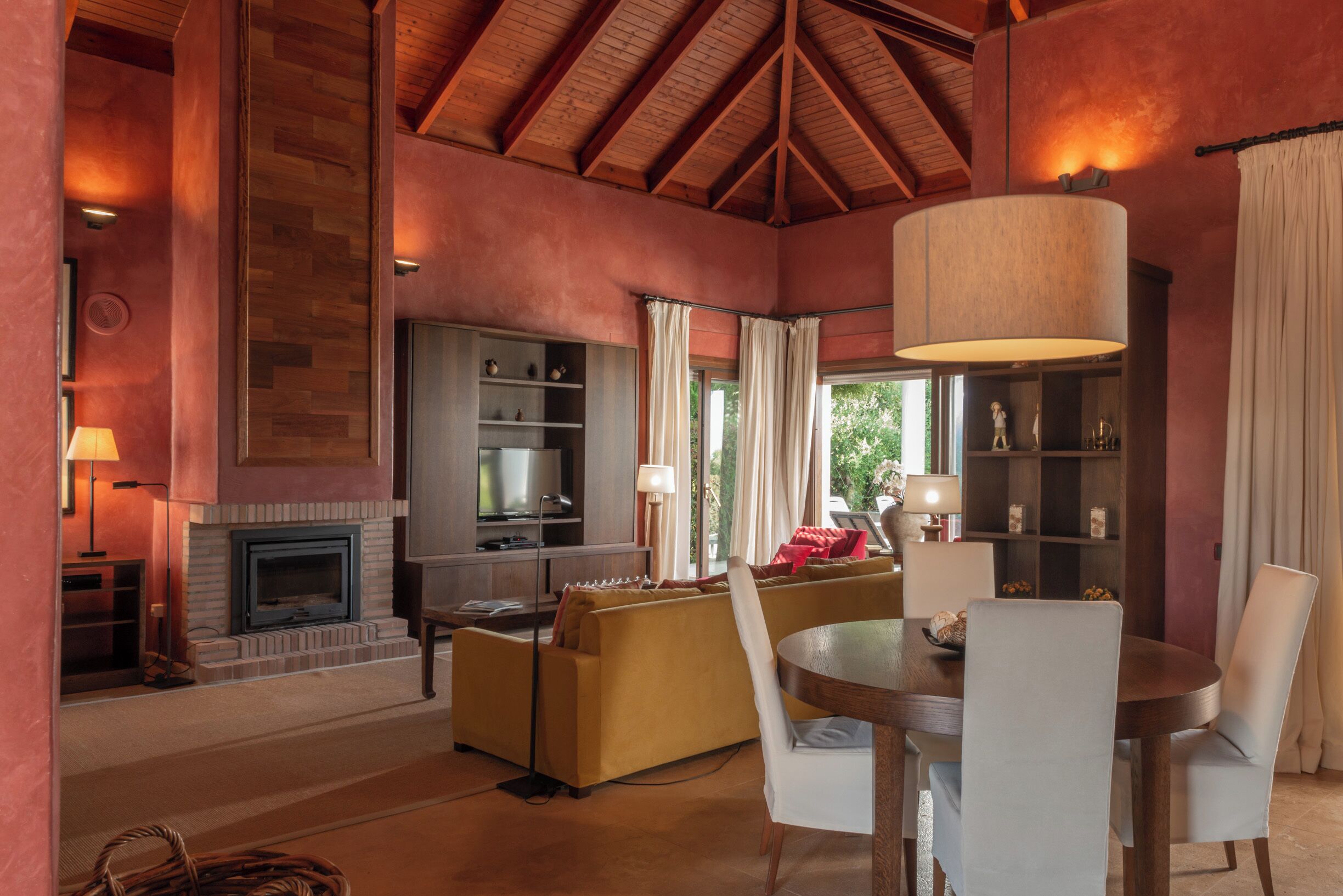 Una televisión, una chimenea