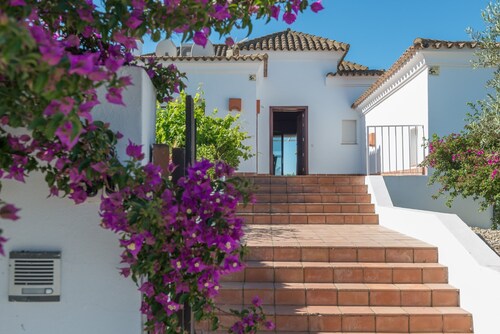 Villa Violeta avec piscine, jardin et Wi-Fi