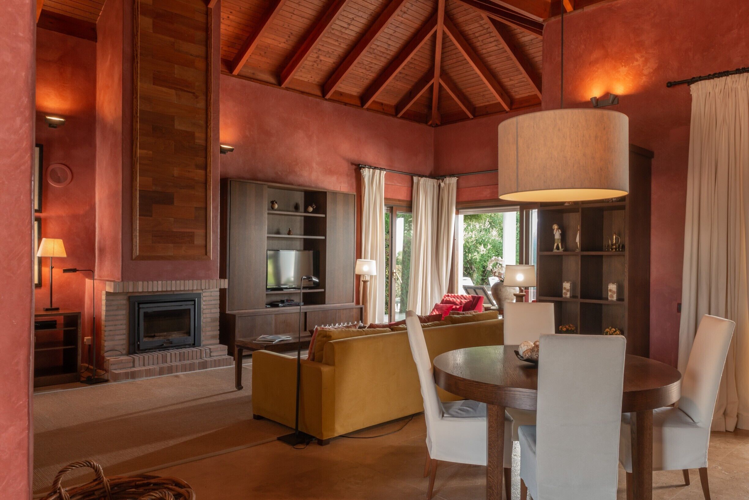 Een televisie en een open haard