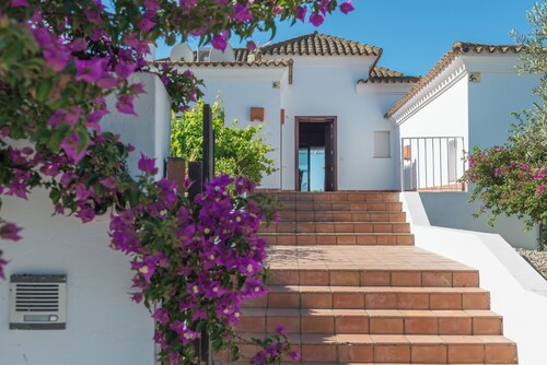 Villa Violeta avec piscine, jardin et Wi-Fi