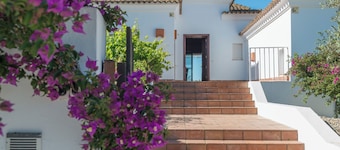 Villa Violeta with pool, garden and Wi-Fi