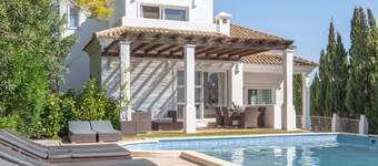 Villa Oleandro con vistas a la montaña, piscina, jardín y Wi-Fi