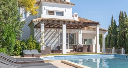 Villa Oleandro avec vue sur les montagnes, piscine, jardin et Wi-Fi.