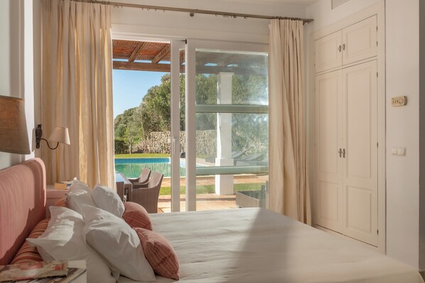 4 bedrooms, free WiFi, bed sheets - Villa Oleandro with Mountain Views, Pool, Garden and Wi-Fi (Benalup Casas Viejas)