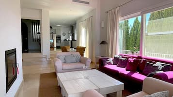 Een televisie en een open haard