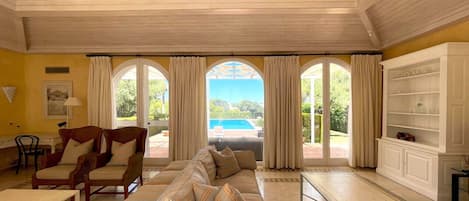 Een televisie en een open haard