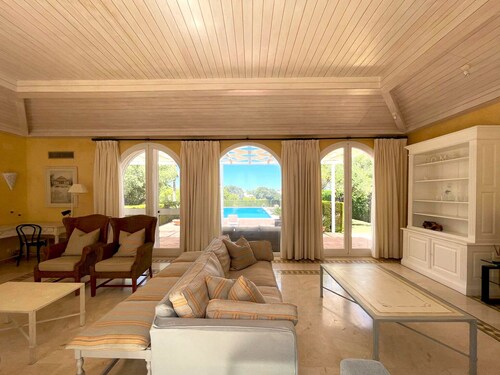 Villa Rosa avec piscine, jardin et Wi-Fi