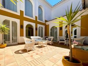 Outdoor dining - Villa Rosa with Pool, Garden and Wi-Fi (Benalup-Casas Viejas)