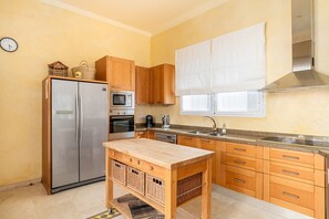Fridge, microwave, oven, stovetop - Villa Rosa with Pool, Garden and Wi-Fi (Benalup-Casas Viejas)