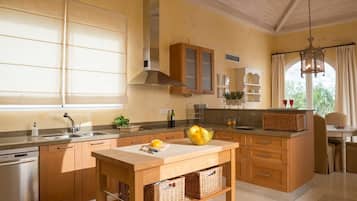 Køleskab, mikrobølgeovn, ovn, kogeplade