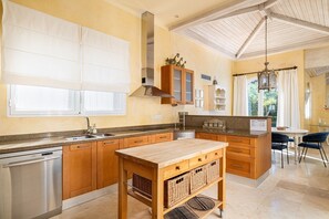 Fridge, microwave, oven, stovetop - Villa Rosa with Pool, Garden and Wi-Fi (Benalup-Casas Viejas)