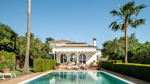 A white villa with a pool, surrounded by palm trees and hedges. - Villa Rosa with Pool, Garden and Wi-Fi (Benalup-Casas Viejas)