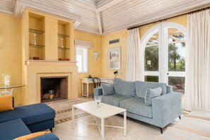 TV, fireplace - Villa Rosa with Pool, Garden and Wi-Fi (Benalup-Casas Viejas)