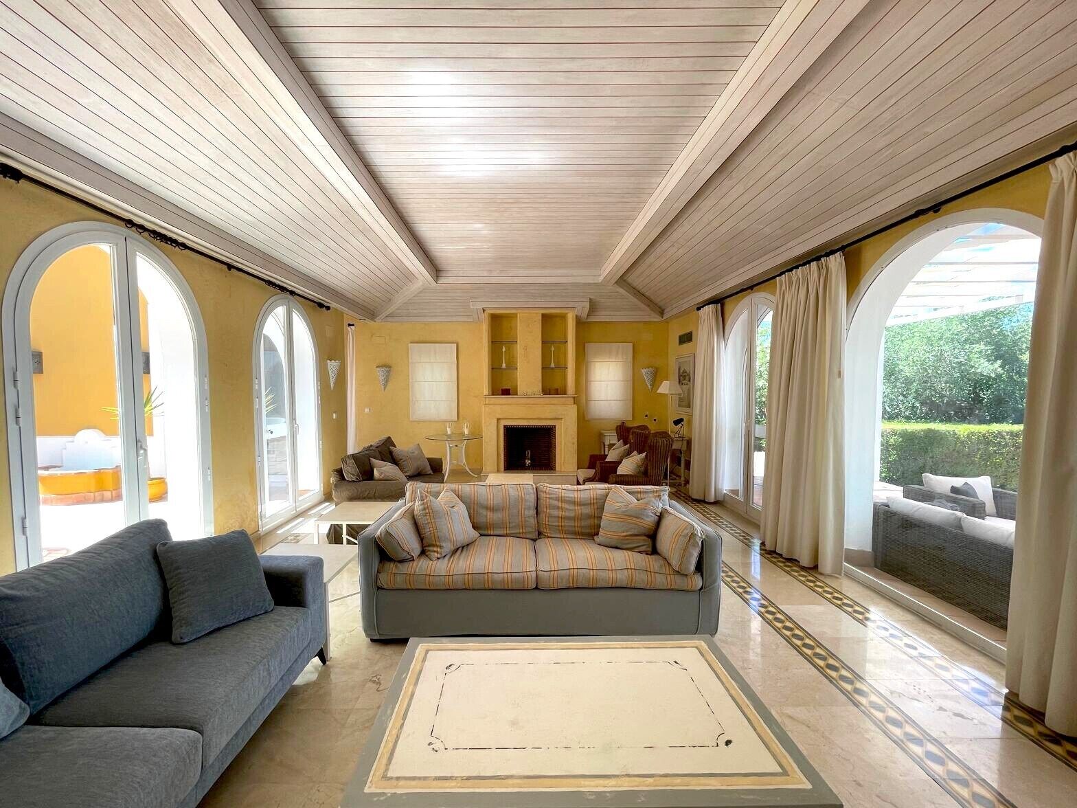 Een televisie en een open haard