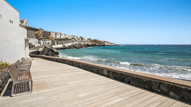A wooden deck with benches overlooking a rocky coastline and a clear blue sky. - Apartment Apartamento Porís close to the Beach with Shared Pool & Wi-Fi (Arico)