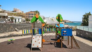 A playground with climbing structures and a view of the sea. - Apartment Apartamento Porís close to the Beach with Shared Pool & Wi-Fi (Arico)