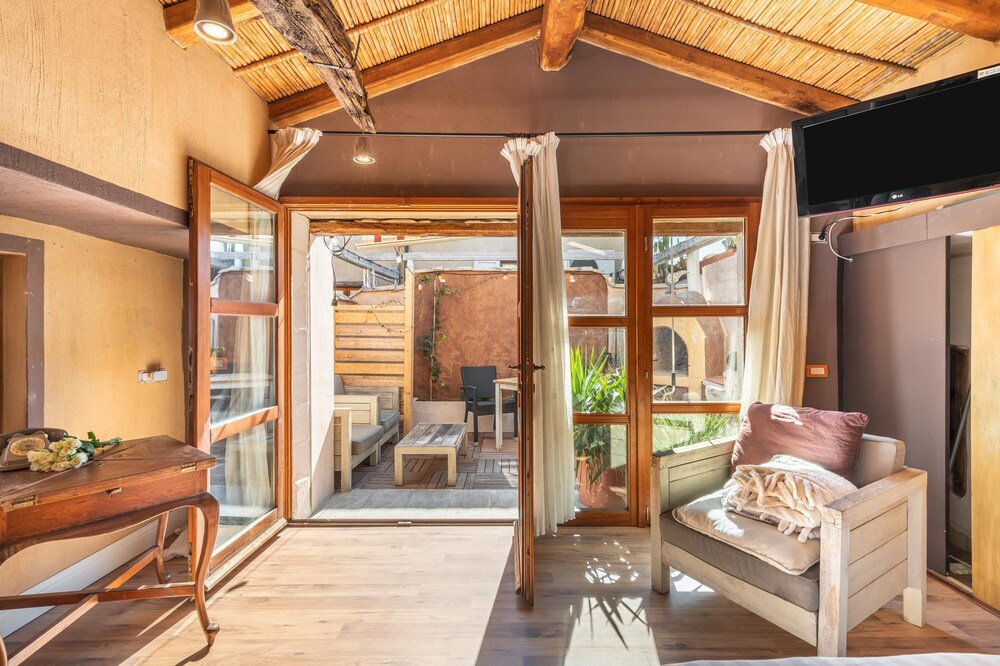 Studio Apartment 'Loft Borgo Anninnia' with Terrace, Shared Garden & Wi-Fi