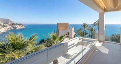 Villa de Luxe Lizo avec Vue Fabuleuse, Piscine, Terrasse et Wi-Fi