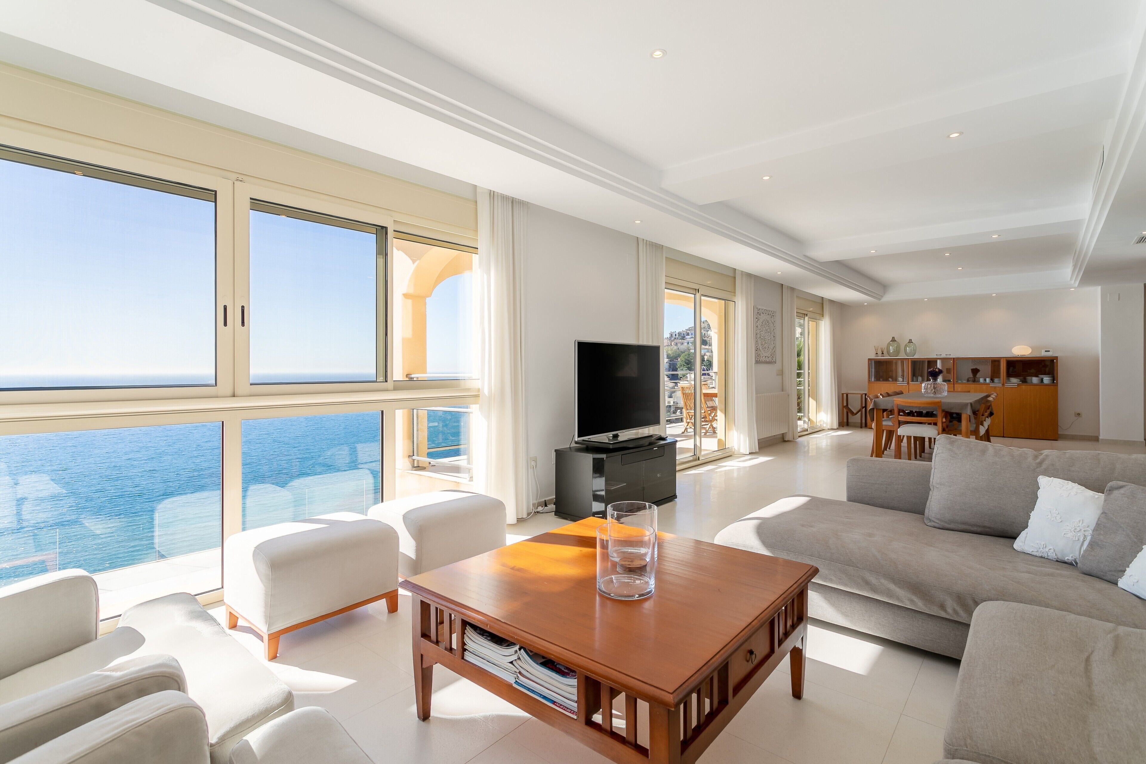 Télévision, lecteur de DVD, chaîne hi-fi