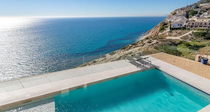 Villa Mina de premiĂšre classe avec vue spectaculaire, piscine et Wi-Fi.