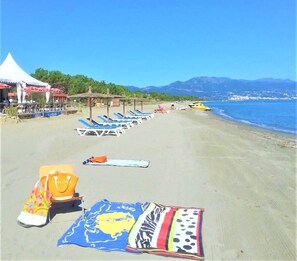 On the beach - Very nice villa 12p (6 bedrooms/6 bathrooms) seaside wifi air conditioning terrace garden (Borgo)