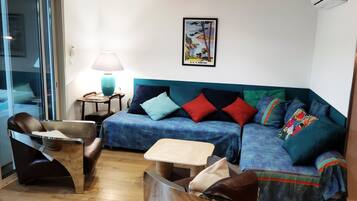 TV, caminetto, libri