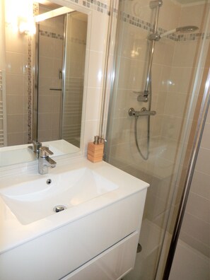 Douche, sèche-cheveux, serviettes fournies, savon