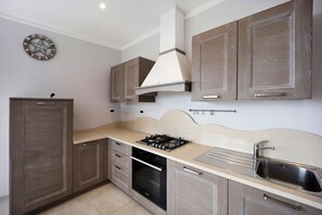 Fridge, microwave, oven, stovetop - Holiday Apartment 'Madonna Della Neve' with Mountain View, Garden and Wi-Fi (Diano San Pietro)