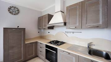 Fridge, oven, stovetop, electric kettle