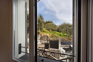 Interior - Holiday Apartment 'Madonna Della Neve' with Mountain View, Garden and Wi-Fi (Diano San Pietro)