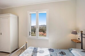 3 bedrooms, free WiFi, bed sheets - Holiday Apartment 'Madonna Della Neve' with Mountain View, Garden and Wi-Fi (Diano San Pietro)