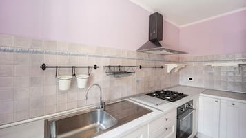 Jääkaappi, mikroaaltouuni, uuni, liesi