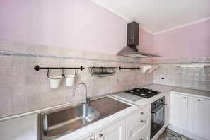Fridge, microwave, oven, stovetop - Holiday Apartment 'La Buraggia' with Garden and Wi-Fi (diano san pietro)