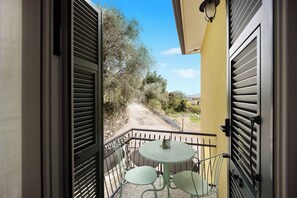 Outdoor dining - Holiday Apartment 'La Buraggia' with Garden and Wi-Fi (diano san pietro)