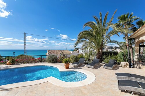 Charmante Villa Mara avec vue sur la mer, piscine et Wi-Fi.
