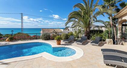 Charmante Villa Mara avec vue sur la mer, piscine et Wi-Fi.