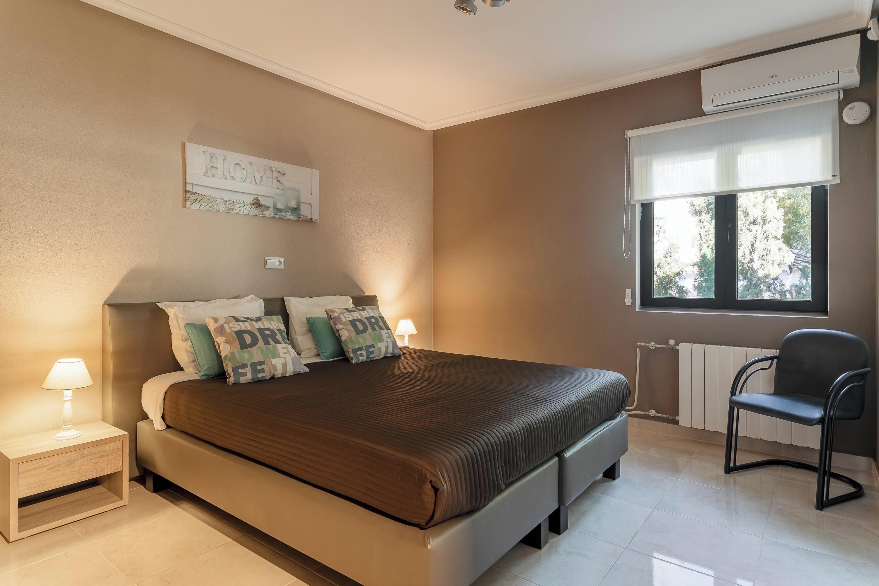 3 室のベッドルーム、アイロン / アイロン台、WiFi (無料)、ベッドシーツ