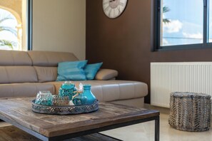 TV, DVD player, stereo - Charming Villa Mara with Great Sea View, Pool & Wi-Fi (El Campello)