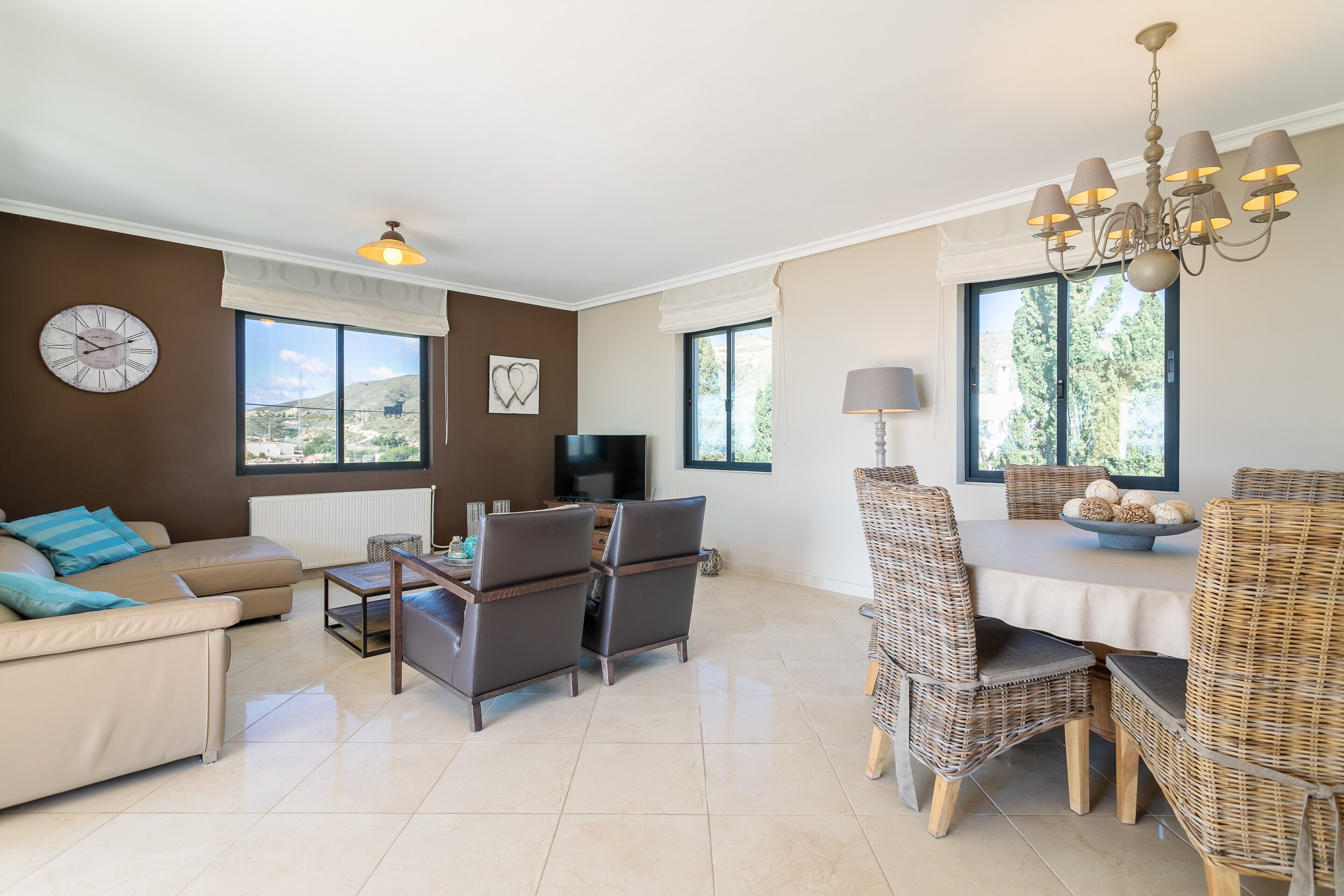 Fernseher, DVD-Player, Stereoanlage