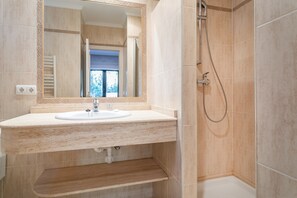 Bathtub, hair dryer, towels - Charming Villa Mara with Great Sea View, Pool & Wi-Fi (El Campello)