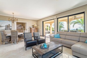 TV, DVD player, stereo - Charming Villa Mara with Great Sea View, Pool & Wi-Fi (El Campello)