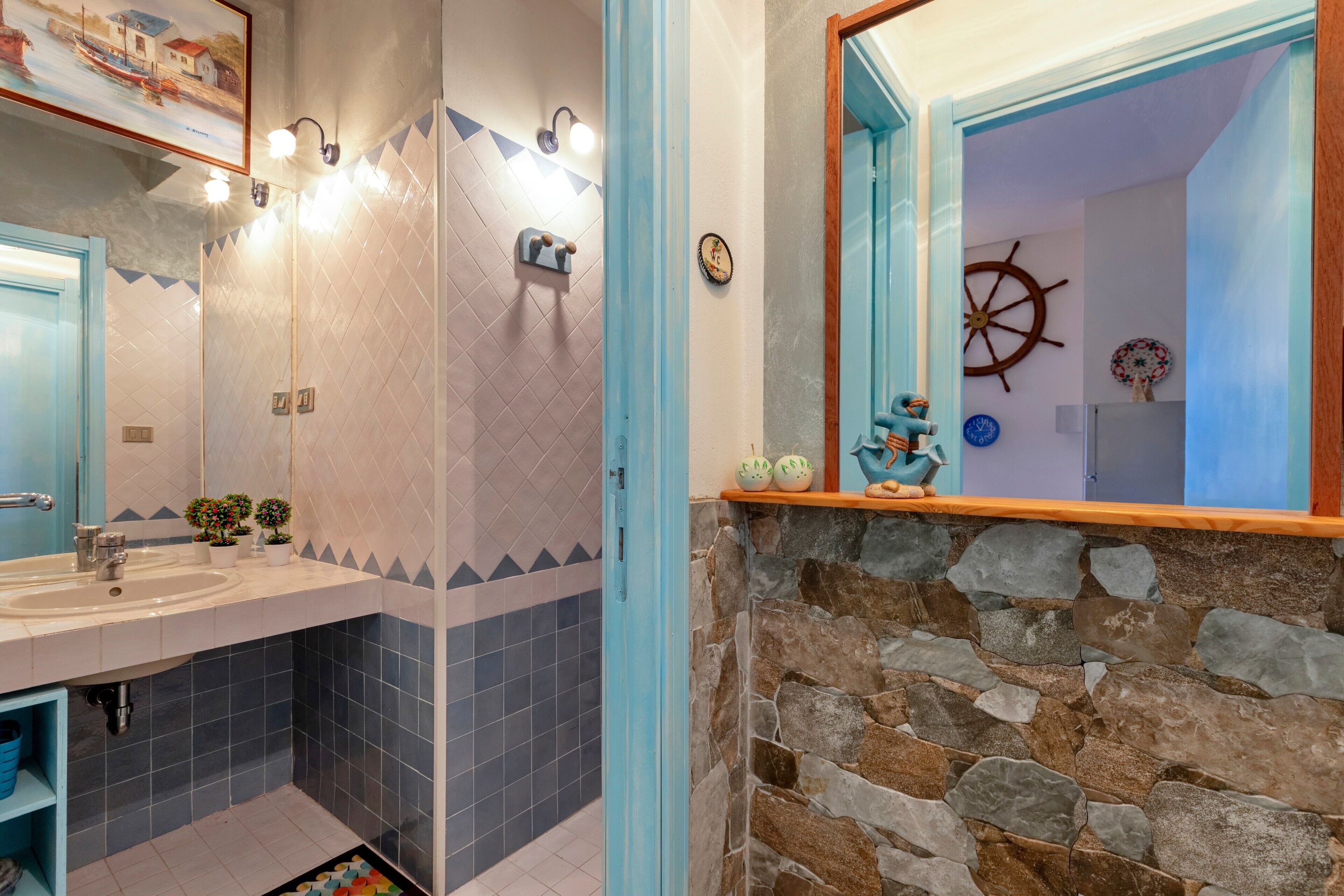 Dusj, hårføner og håndklær