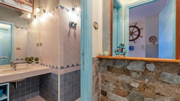 Dusj, hårføner og håndklær