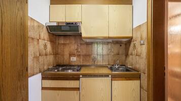 Fridge, stovetop, coffee/tea maker, electric kettle