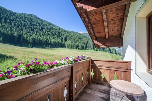 Appartement "Rieglhof Hennennest" met Uitzicht op de Bergen, Tuin & Wi-Fi