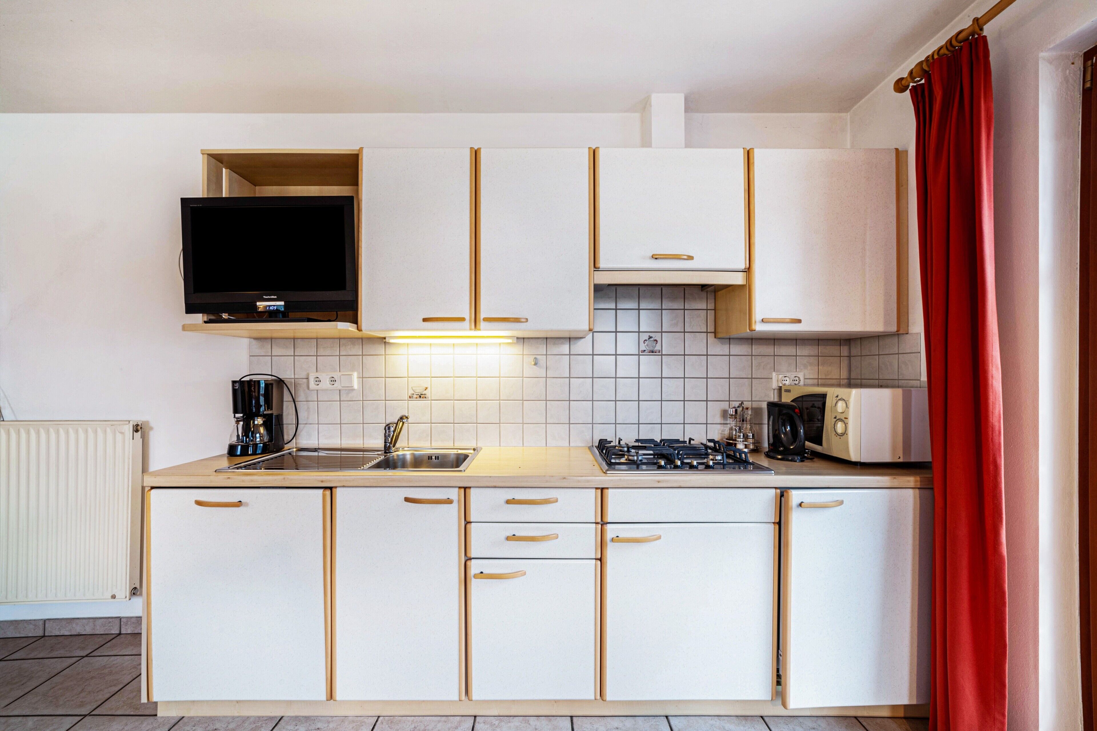 Kühlschrank, Mikrowelle, Herdplatte, Geschirrspüler