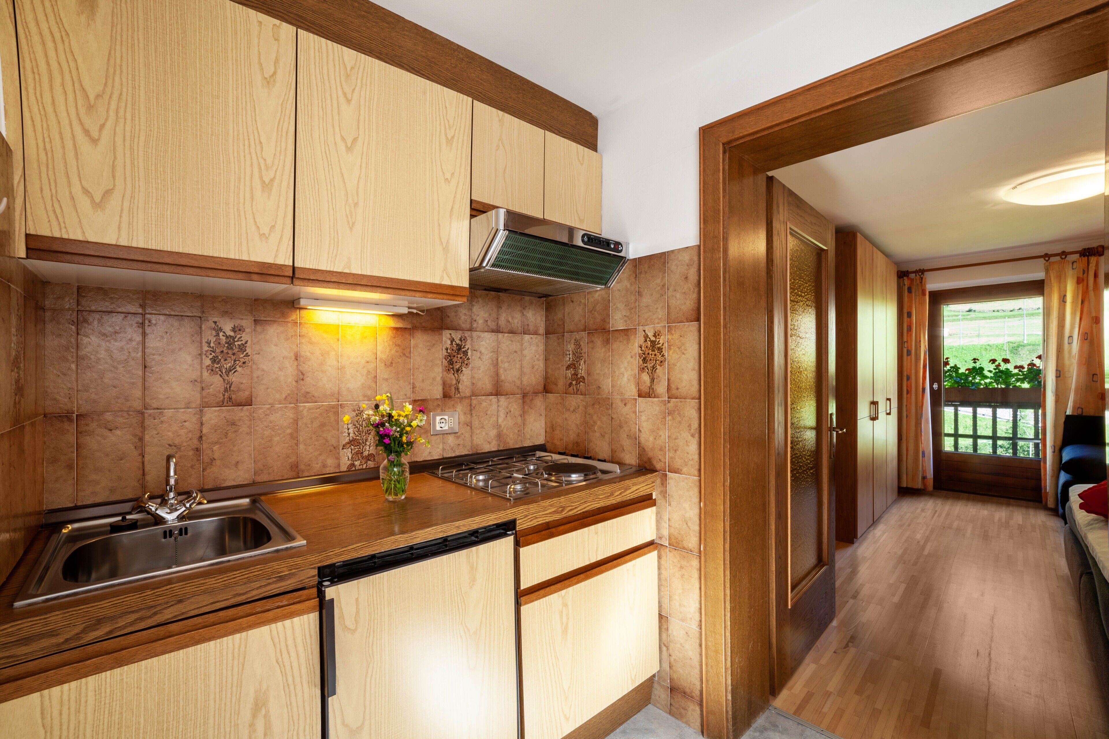 Fridge, stovetop, coffee/tea maker, electric kettle