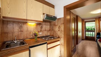 Fridge, stovetop, coffee/tea maker, electric kettle